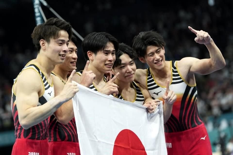 Los japoneses no pudieron ocultar su emoción hasta las lágrimas tras remontar y coronarse campeones olímpicos en la gimnasia artística de París 2024.