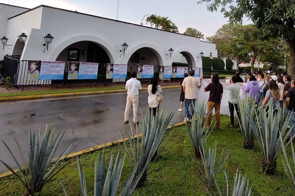 Familiares de María Alejandrina Arellano, plagiada cuando salía de su negocio en Plaza Guadalupe, se manifestaron en Casa Jalisco.