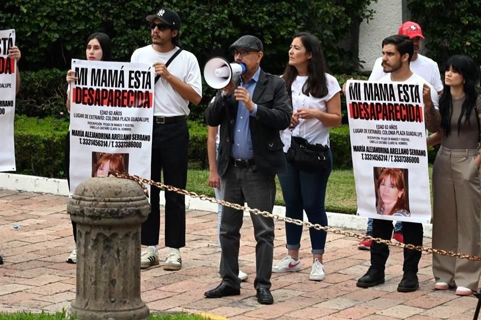 'Extrañamos a la madre, abuela, esposa', dijo el esposo de Alejandrina en un altavoz que llevaron para alentar las consignas.