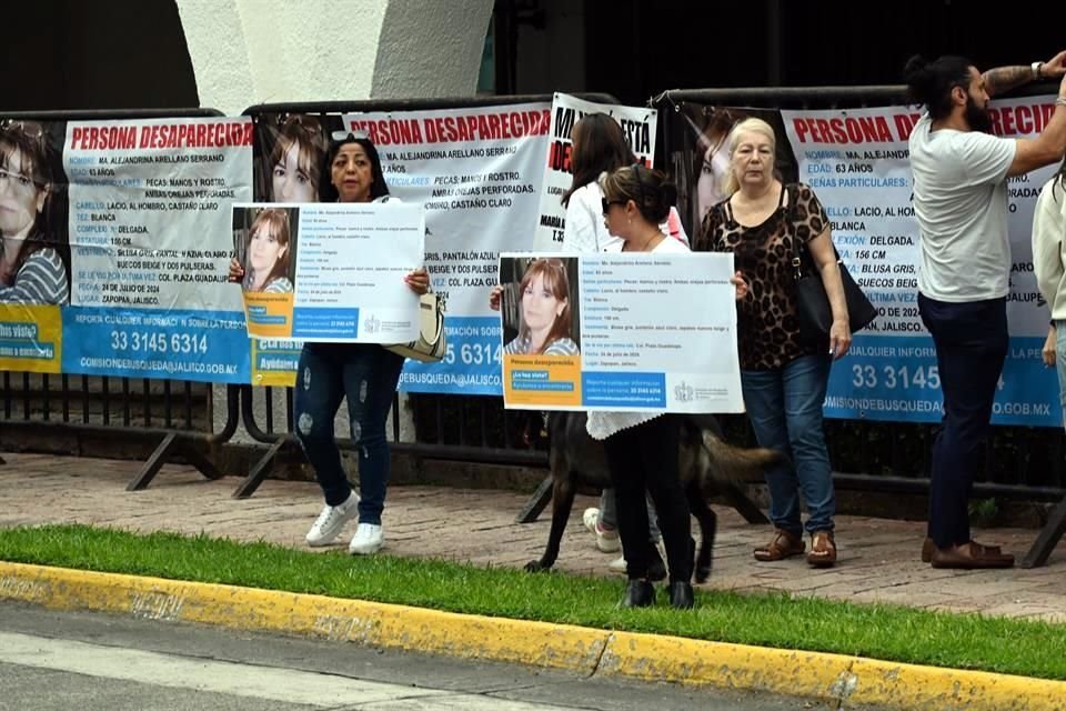 Familiares de María Alejandrina Arellano, plagiada cuando salía de su negocio en Plaza Guadalupe, se manifestaron en Casa Jalisco.