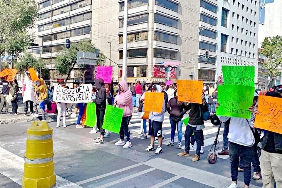 El cruce de Izazaga y 20 de Noviembre fue cerrado por personas que pedían reabrir la plaza, cerrada por operar con irregularidades.