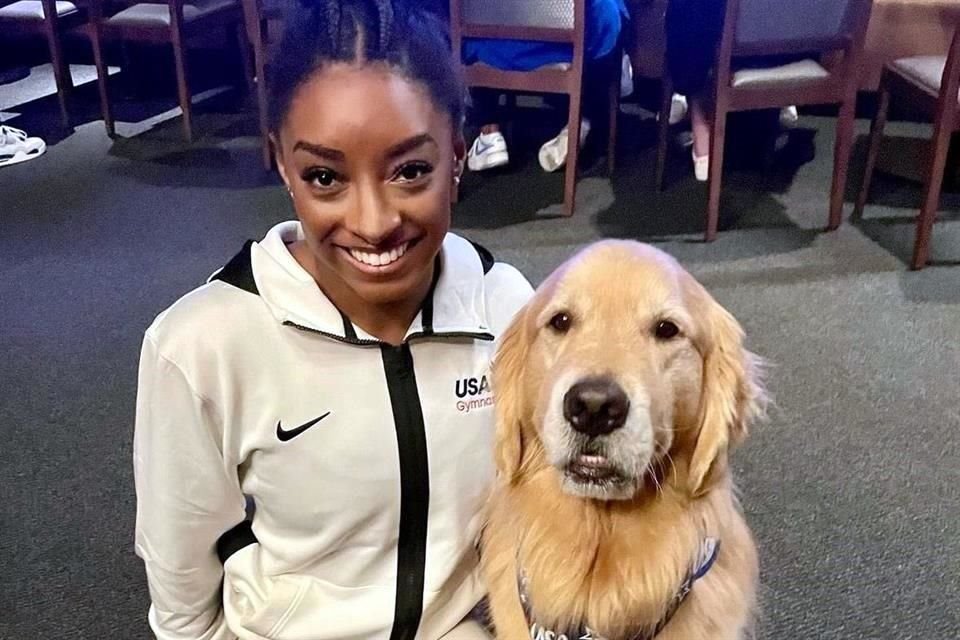 Simone Biles posando feliz con Beacon.