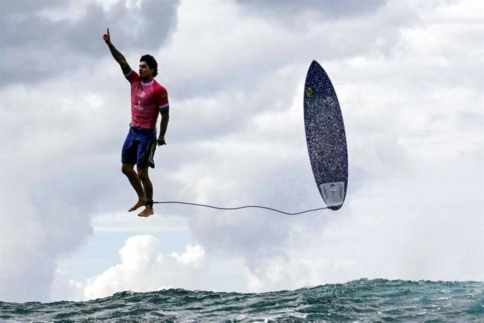 Jerome Brouillet captó justo el momento en el que Gabriel Medina festejó de esta manera su hazaña.