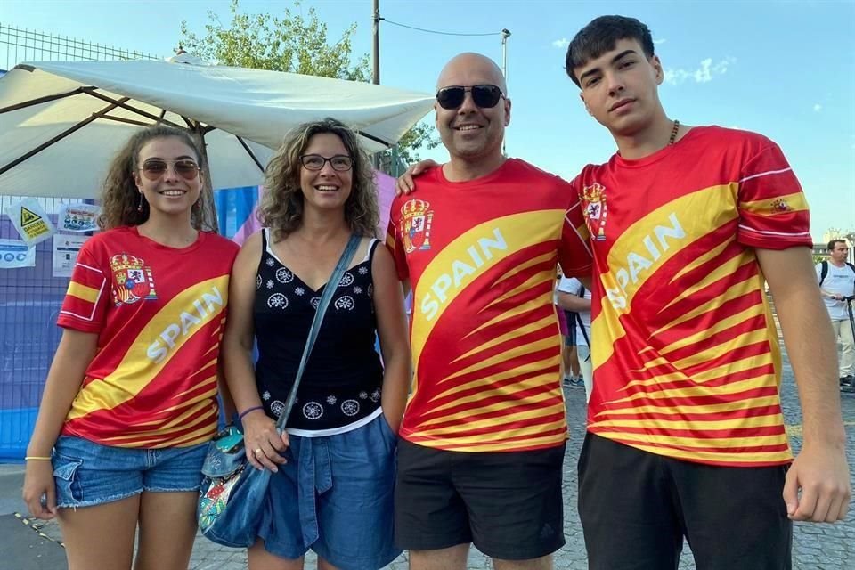 Esta familia española se vio en la necesidad de cambiar sus planes en París.