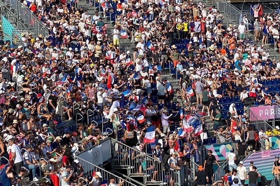 Los aficionados la pasan muy bien en el estadio implementado para el voleibol de playa.