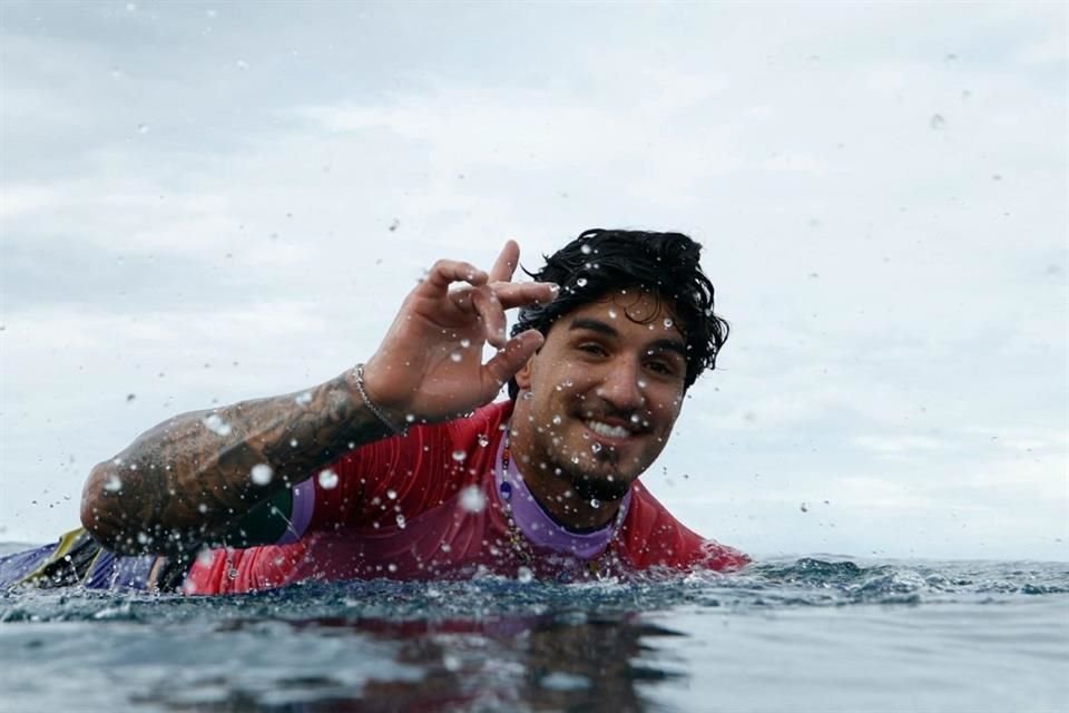 El surfista es conocido por sus acrobacias en el deporte acuático de la tabla.