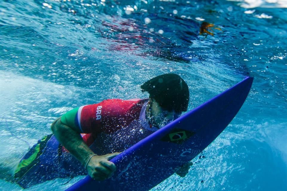 La competencia de surf se realiza en una playa de Tahití.