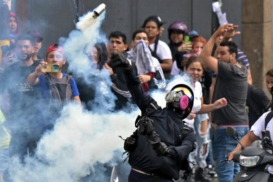 Al menos cuatro personas murieron y otras 44 resultaron heridas durante las manifestaciones del lunes contra la reelección de Nicolás Maduro en Venezuela.