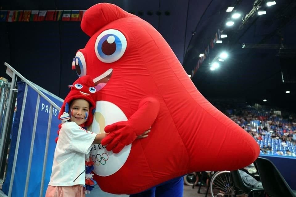 Los niños que asisten a los JO son los más felices al toparse con la mascota francesa.