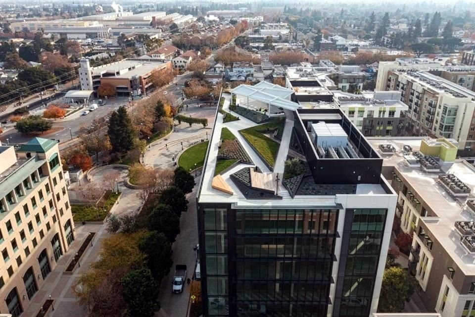 El paisaje se centra en la belleza regional y la infraestructura de conexión.
