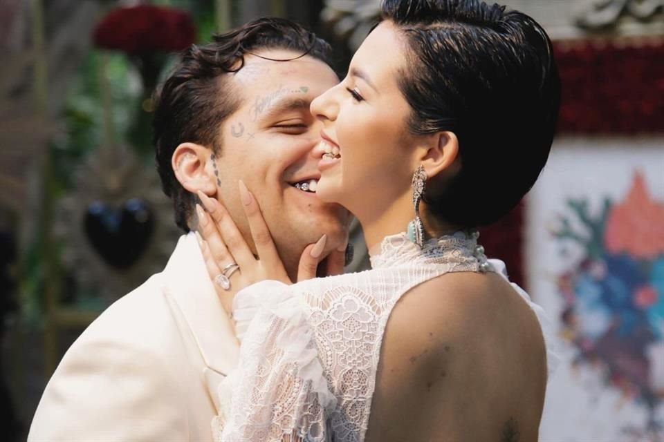 La pareja celebró su amor desde una playa de México.