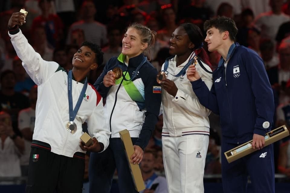 Prisca Awiti se toma una selfie con las otras tres medallistas de la categoría.