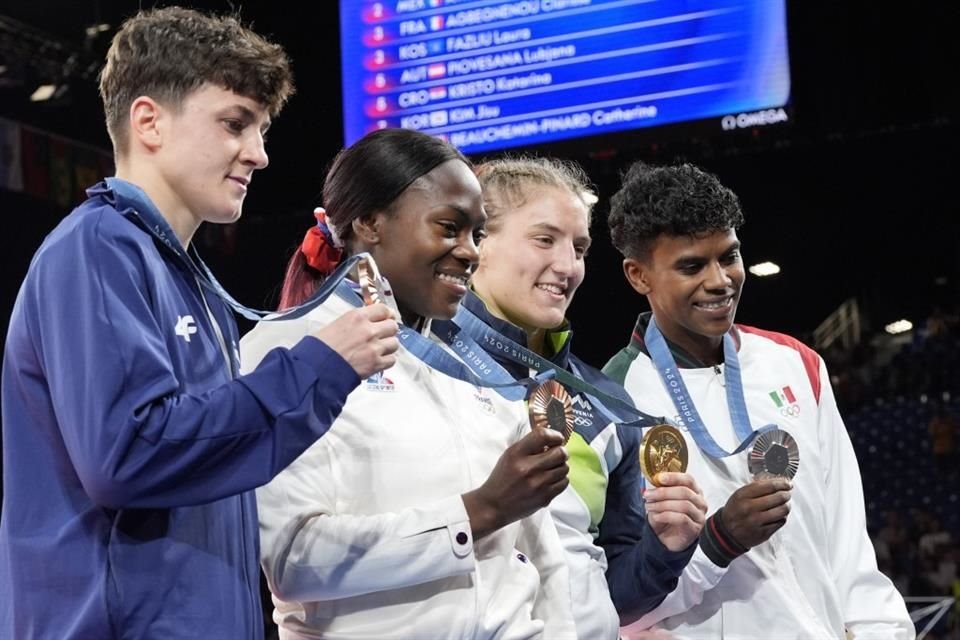 Prisca junto a las medallistas de bronce y la campeona olímpica.