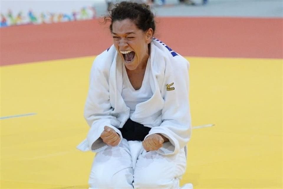 Lenia Ruvalcaba,  medallista paralímpica, celebró la presea de plata que ganó Prisca Awiti en París 2024.  