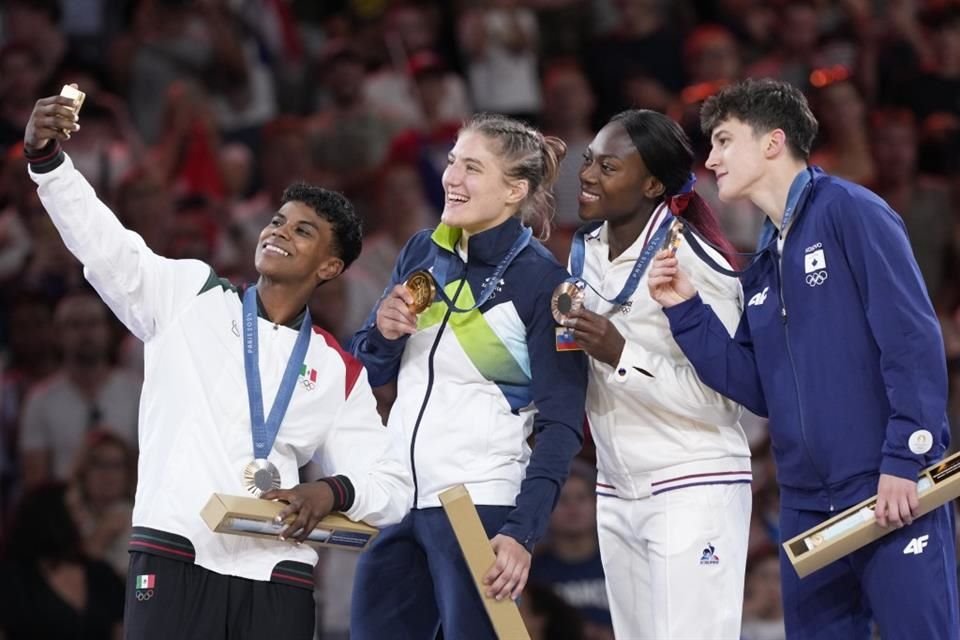 La judoca mexicana se tomó una selfie con las otras ganadoras de medalla.