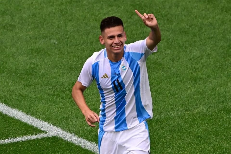 Claudio Echeverri celebra uno de los goles.