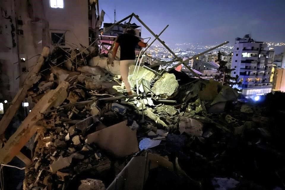 Israel lanzó ataque cerca de Beirut contra comandante de Hezbolá, en represalia al bombardeo en los Altos del Golán que mató a 12 personas.