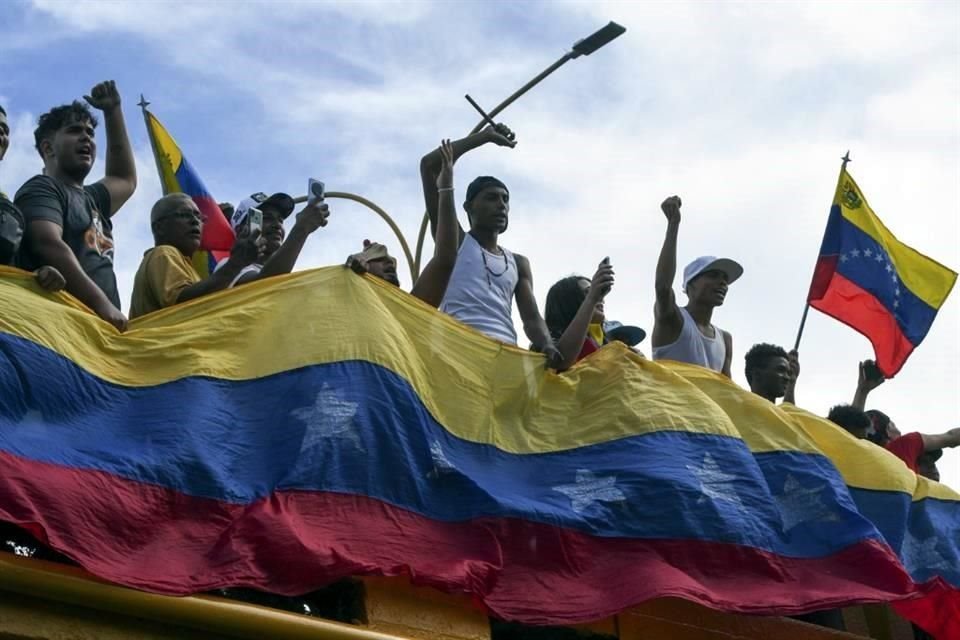 Los manifestantes protestan contra los resultados oficiales de las elecciones que declaran la reelección del Presidente Nicolás Maduro.