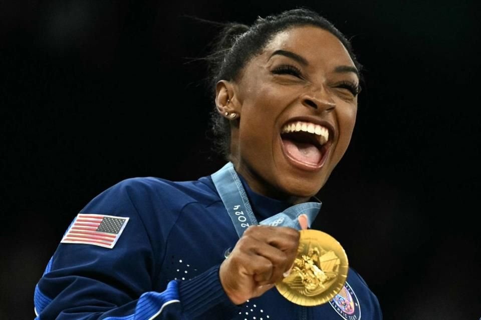 En su regreso olímpico, la gimnasta Simone Biles consiguió la primera medalla de Oro en París 2024, tras arrasar en la Final de equipos.