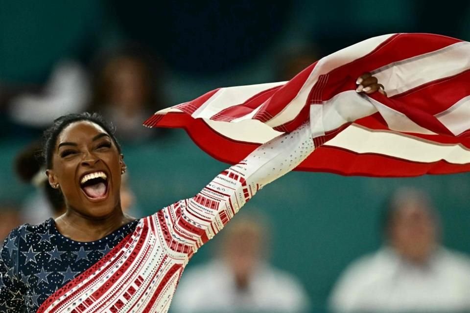 Simone Biles celebra la presea dorada.