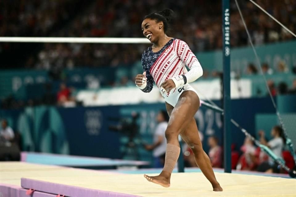 En su regreso olímpico, la gimnasta Simone Biles consiguió la primera medalla de Oro en París 2024, tras arrasar en la Final de equipos.