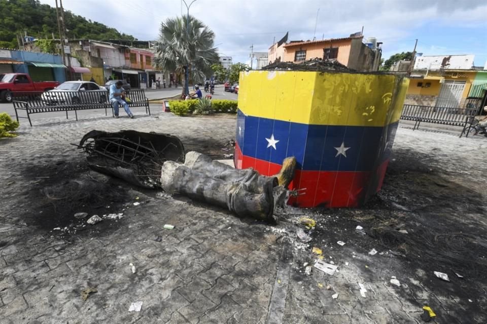 Una estatua destruida del ex Presidente Nicolás Maduro en Valencia, Venezuela, el 31 de julio del 2024.