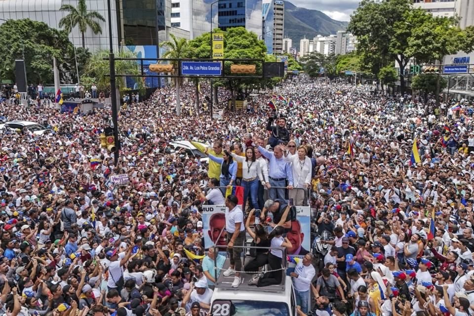 La líder opositora María Corina Machado y el candidato de oposición Edmundo González durante una protesta en Caracas.