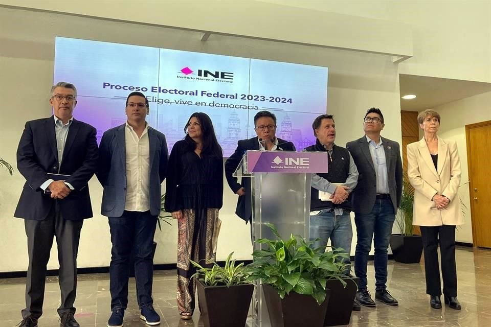 Representantes de la Marea Rosa en conferencia en la sede del INE.