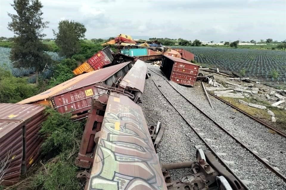 Dos personas heridas fue el resultado del descarrilamiento de 20 vagones de tren en el Municipio de La Barca, la mañana de este martes.