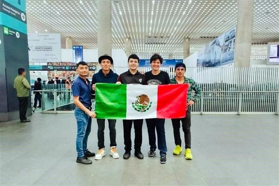 Álvaro Adrián González, Jesús Antonio Castro y Javier Mata representan a México en la Olimpiada Centroamericana y del Caribe de Física.