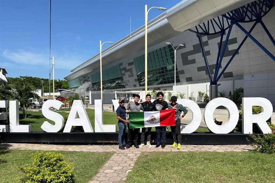 Los delegados que acompañan a los alumnos mexicanos son Didier Omar Gamboa Angulo y Edgar Andrés Sánchez García.