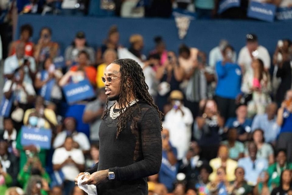 El rapero Quavo habla en un mitin de campaña de la candidata presidencial demócrata, la vicepresidenta de Estados Unidos Kamala Harris.