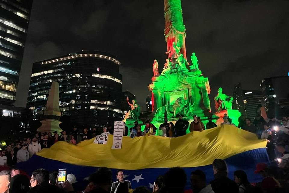 Un grupo de venezolanos se congregó en el Ángel de la Independencia de la Ciudad de México.