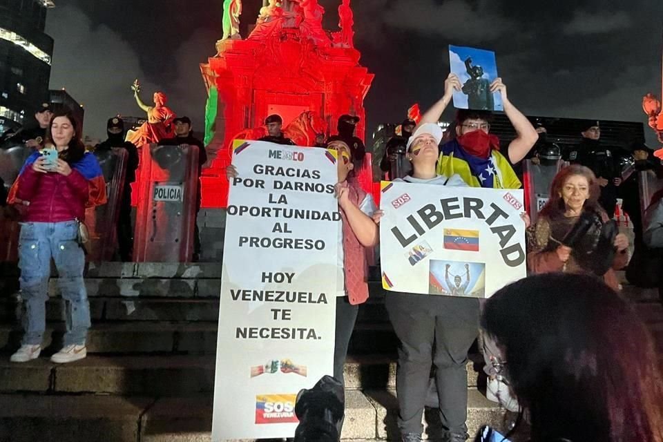 Los venezolanos se reunieron por 30 minutos en el monumento de Paseo de la Reforma.