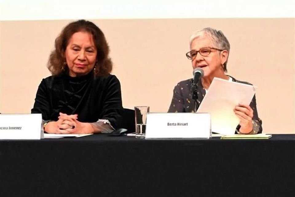 Lucina Jiménez, directora del INBAL, y la dramaturga durante la entrega del galardón, el mes pasado, en el Palacio de Bellas Artes.