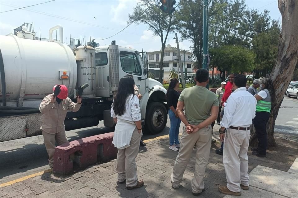 Personal de Pemex ingresó medidores a alcantarillas para descartar explosividad, luego de constatar un olor a hidrocarburo.