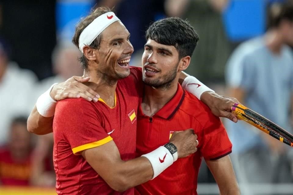 Rafael Nadal le pasó la estafeta a Carlos Alcaraz como el próximo gran exponente del tenis español.