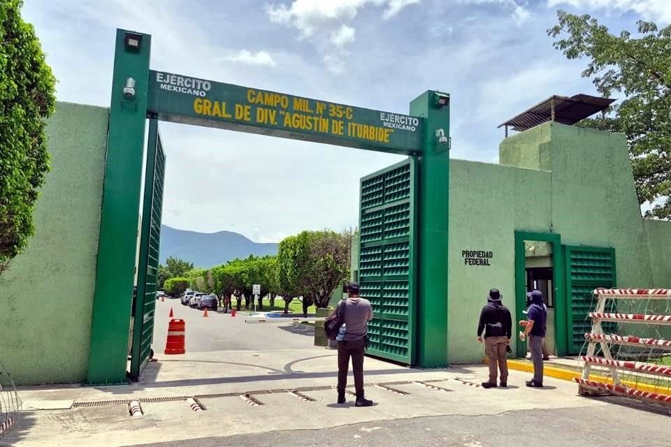 Subsecretario de Segob y dos de los padres de los 43 de Ayotzinapa ingresaron al Batallón en Iguala para realizar labores de búsqueda.