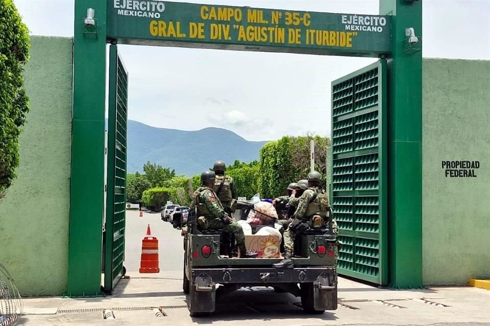 Subsecretario de Segob y dos de los padres de los 43 de Ayotzinapa ingresaron al Batallón en Iguala para realizar labores de búsqueda.