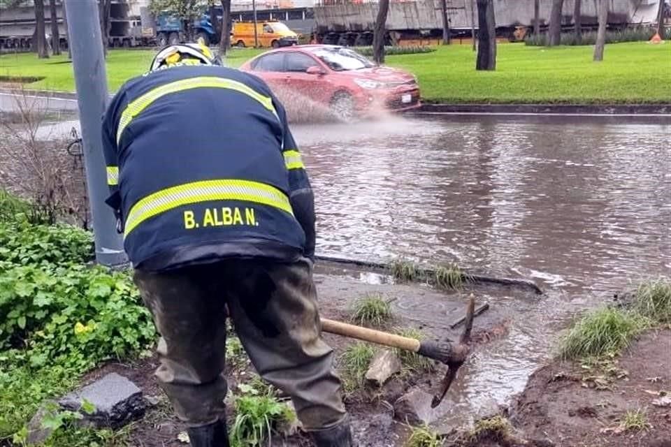 En Iztapalapa, Bomberos atendieron encharcamientos derivados de las fuertes lluvias.