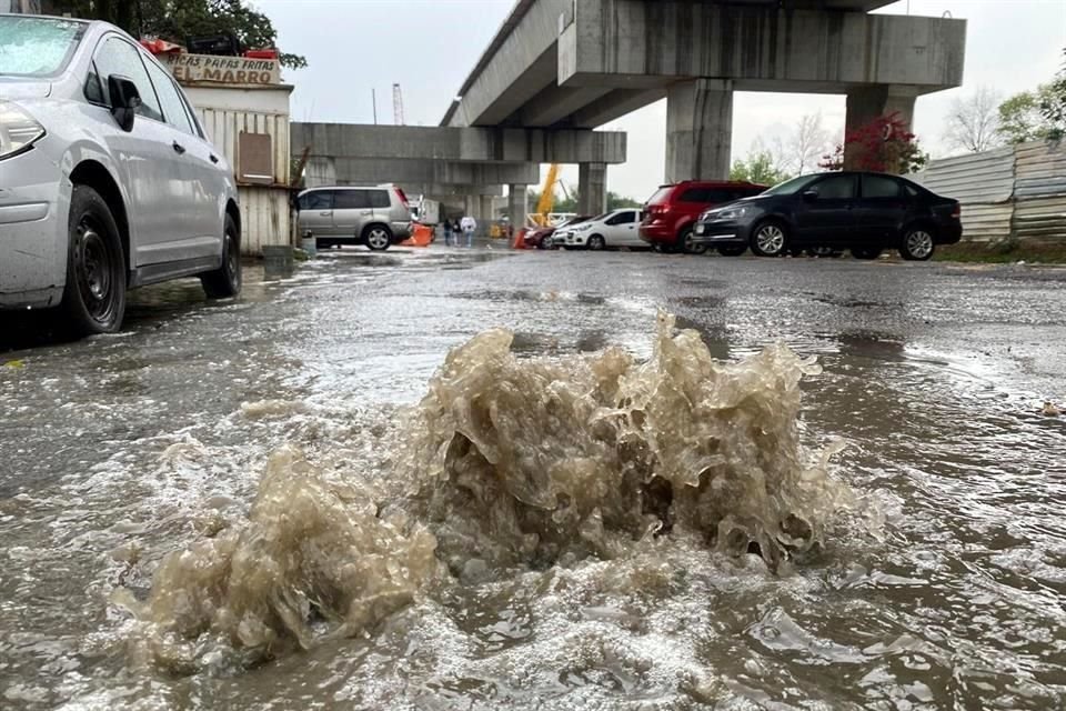 En la Avenida Minas de Arena, de la Colonia Ampliación Acueducto en Álvaro Obregón, el drenaje colapsó tras un aguacero.