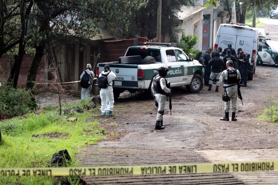 Los cuerpos de dos mujeres con huellas de violencia fueron hallados por vecinos de la zona en el kilómetro 32 + 600 de la carretera federal México - Cuernavaca.