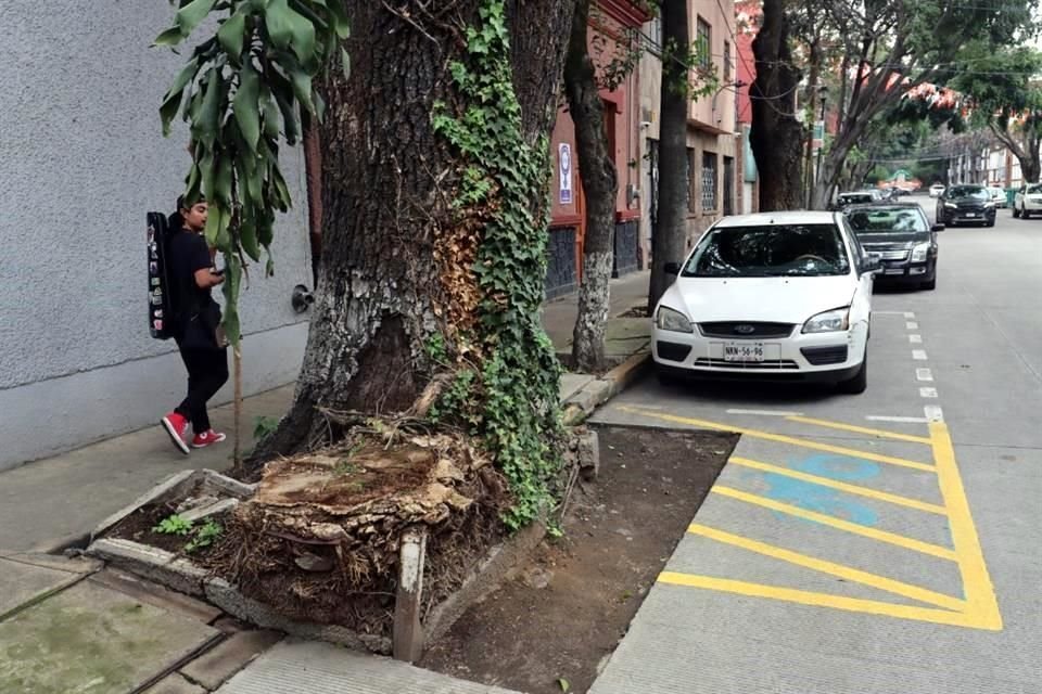 Las autoridades pintaron de amarillo los espacios que fueron desactivados en la Colonia Insurgentes Mixcoac.