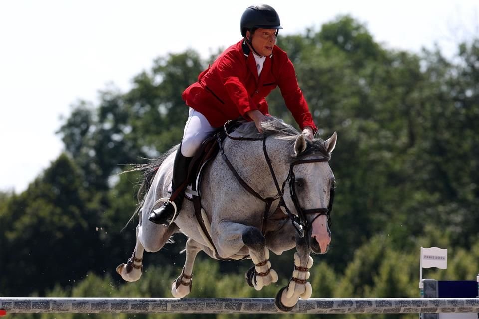 Federico Fernández durante un salto en la competencia por equipos.