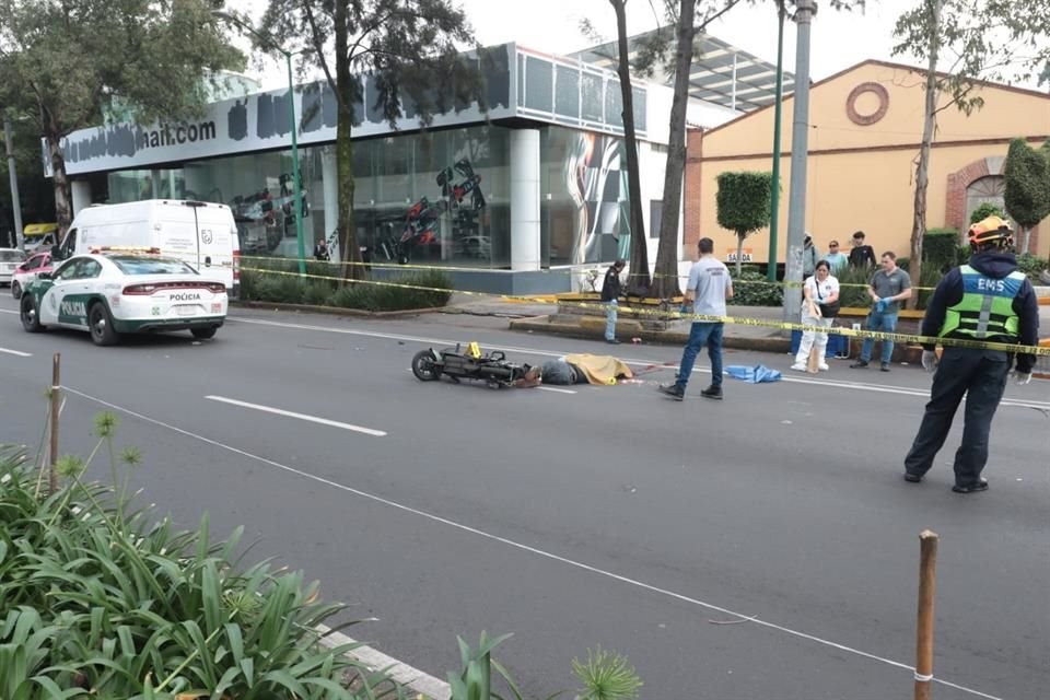 Según testigos, una camioneta embistió al ciclista, quien perdió el control tras el impacto.