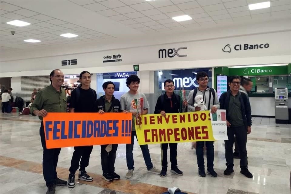 El equipo mexicano que ganó bronce y dos menciones honoríficas en la Olimpiada Internacional de Física llegó esta mañana al País.