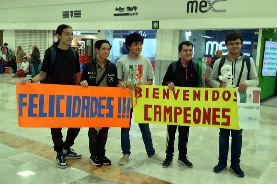 Los estudiantes de bachillerato Javier Gil García, Isaac Said Martínez Cerón, Jonathan Adrián Leco Ramos, Luis Ángel Picos Velarde y Diego Medina Peláez participaron en la Olimpiada de Física.