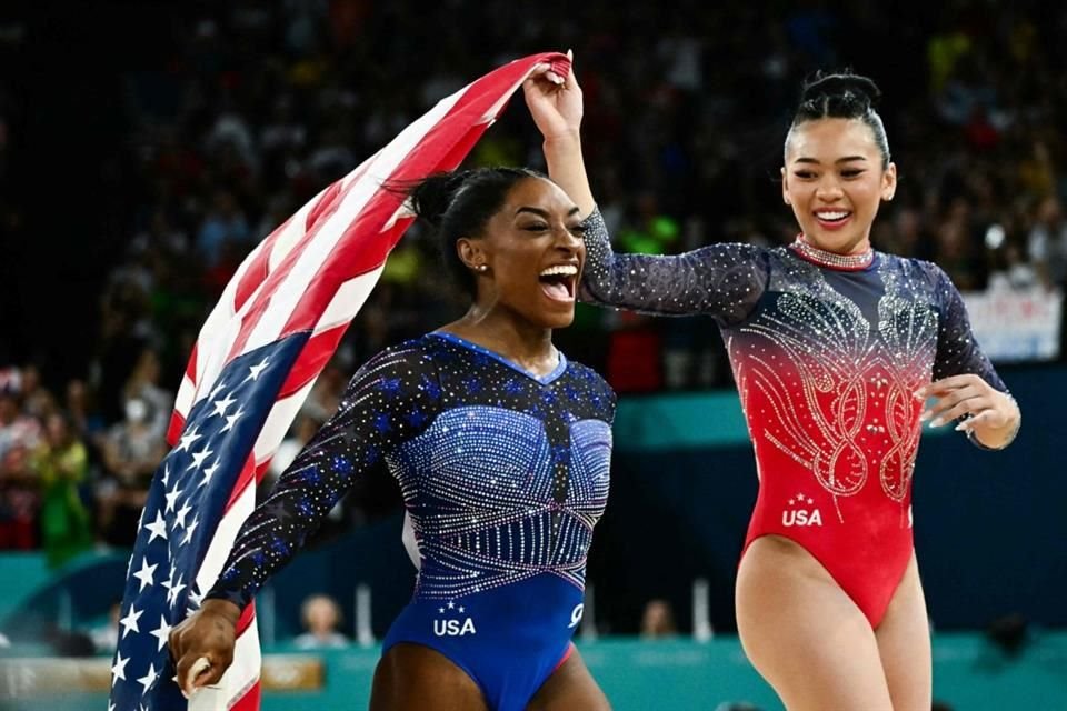 Simone Biles festeja junto a su compatriota.