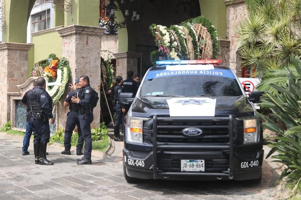 Elementos de la Policía de Guadalajara acudieron a despedir el cuerpo del comandante.