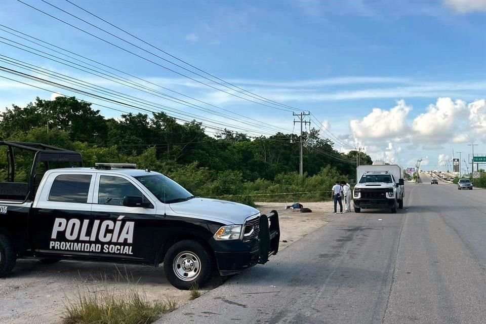 Desde las 7:30 horas, transeúntes empezaron a reportar a los números de emergencia a un hombre con manchas de sangre que estaba tirado a lado de la carretera.